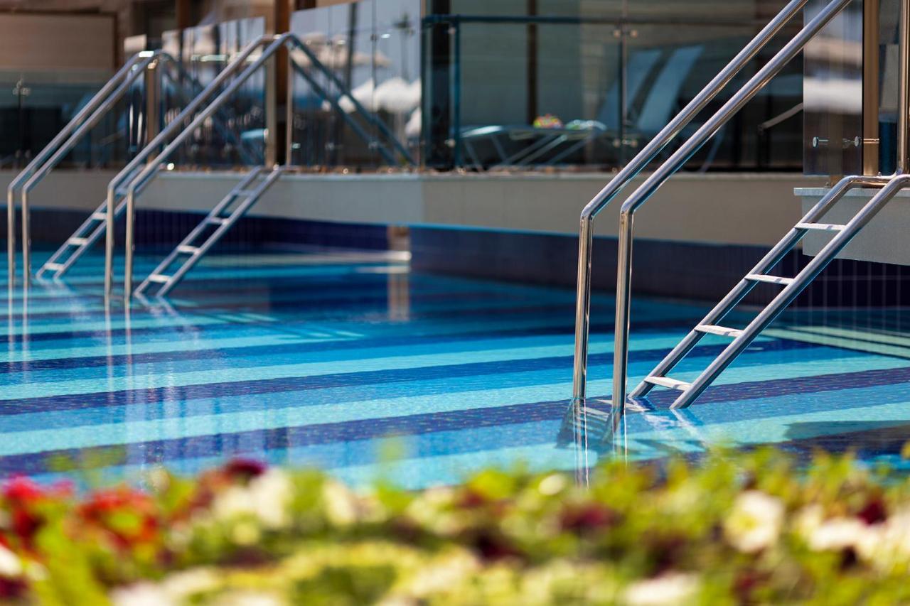 Tui Magic Life Jacaranda Hotel Side Exterior foto The pool at the 1018