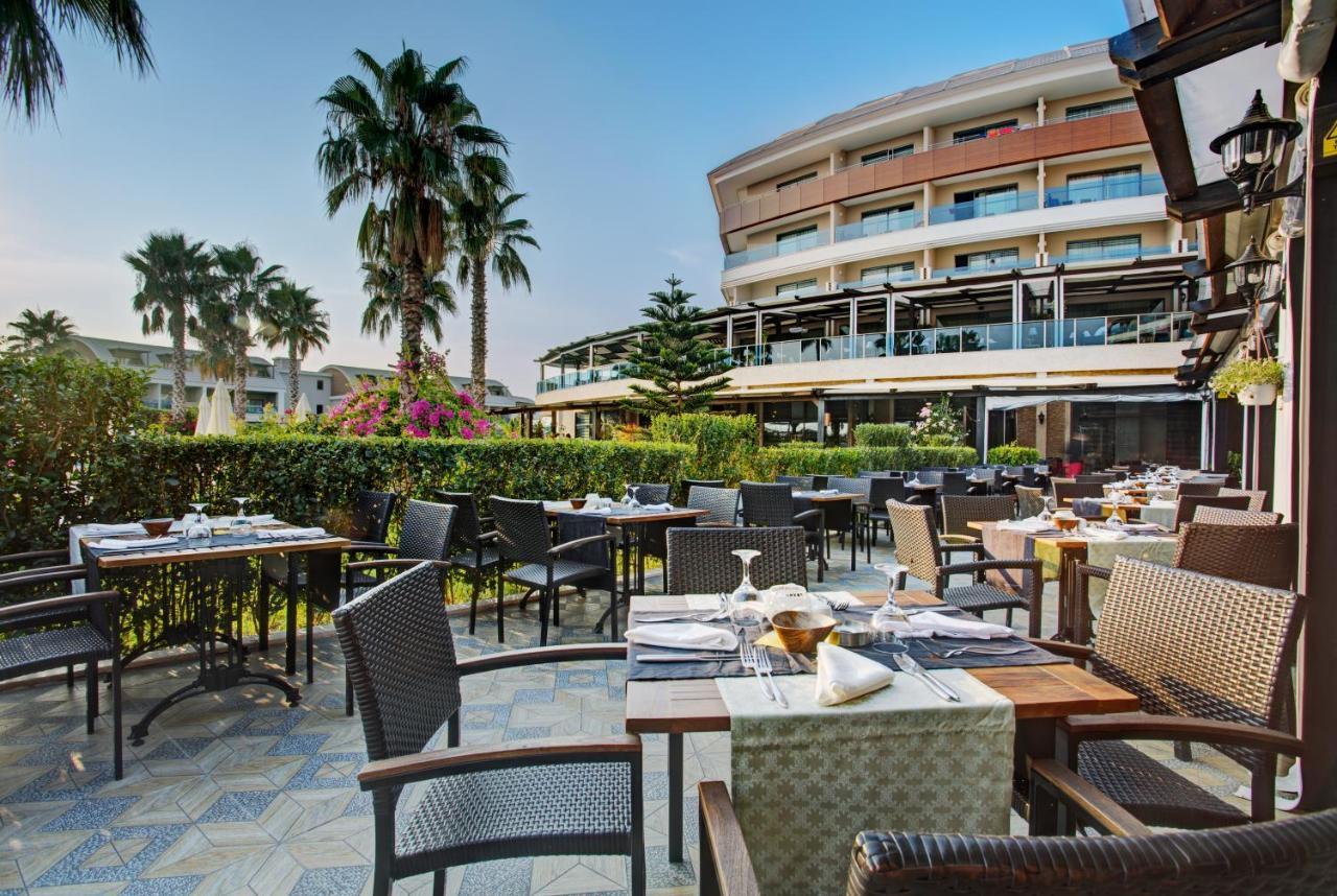 Tui Magic Life Jacaranda Hotel Side Exterior foto The hotel's restaurant