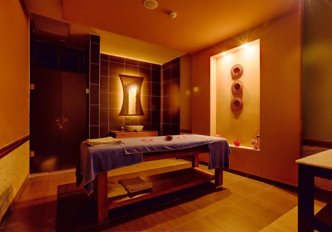 Tui Magic Life Jacaranda Hotel Side Exterior foto A massage table