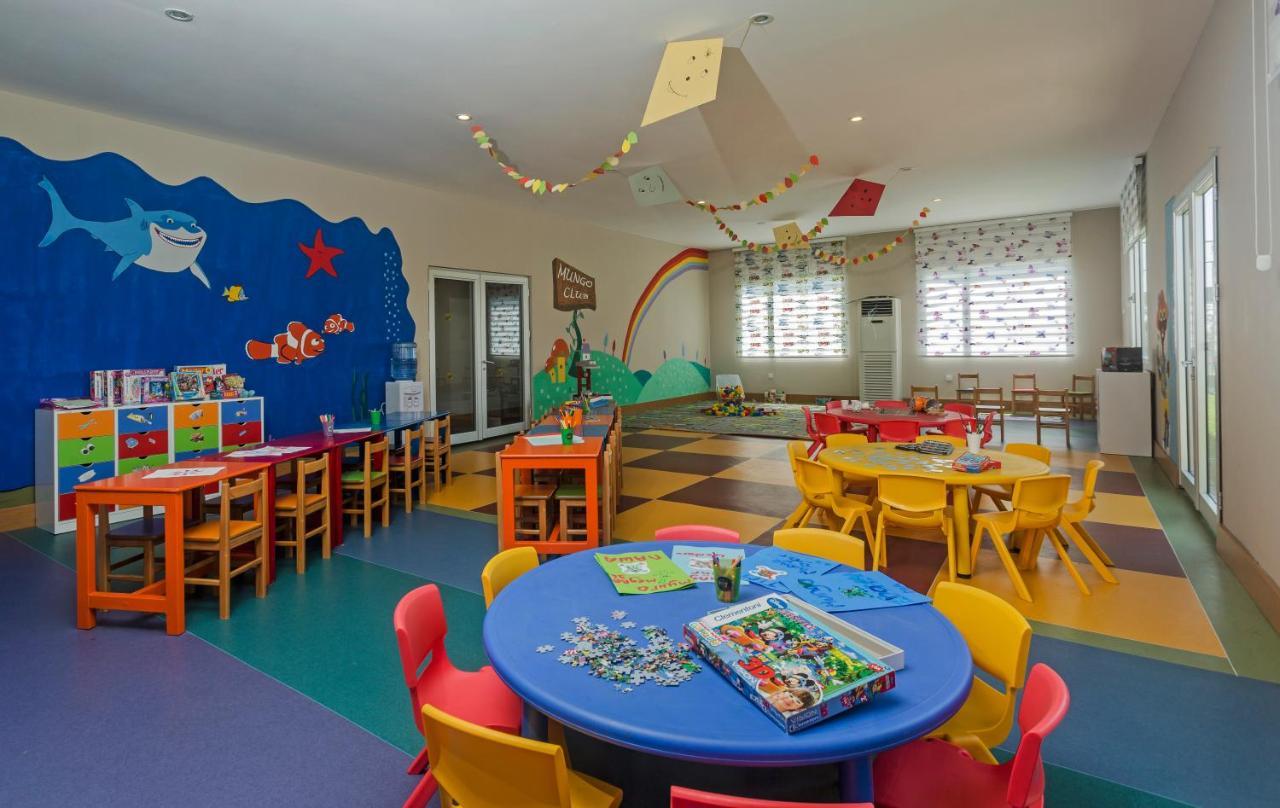 Tui Magic Life Jacaranda Hotel Side Exterior foto A classroom at the International School of Düsseldorf