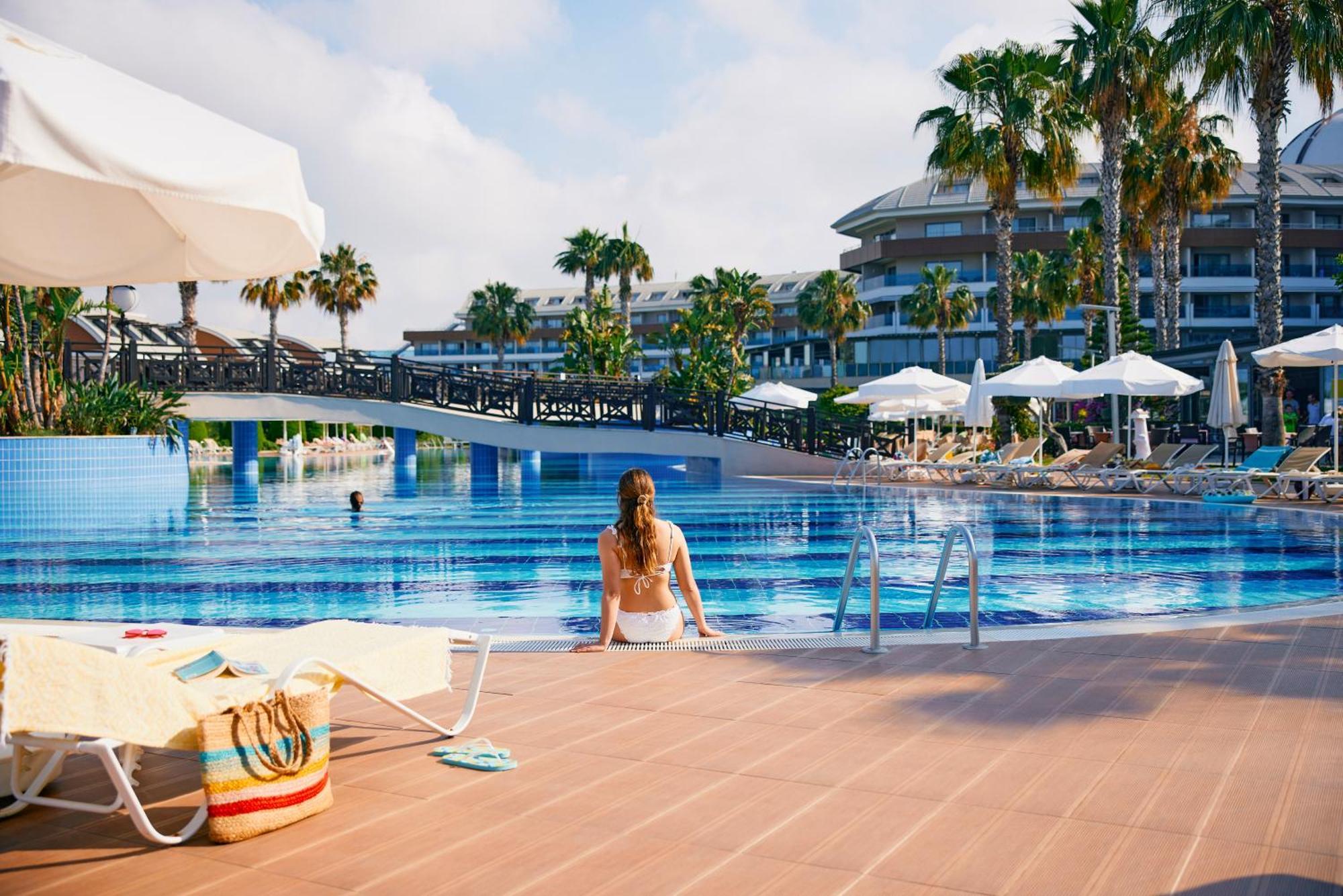 Tui Magic Life Jacaranda Hotel Side Exterior foto Pool at the hotel