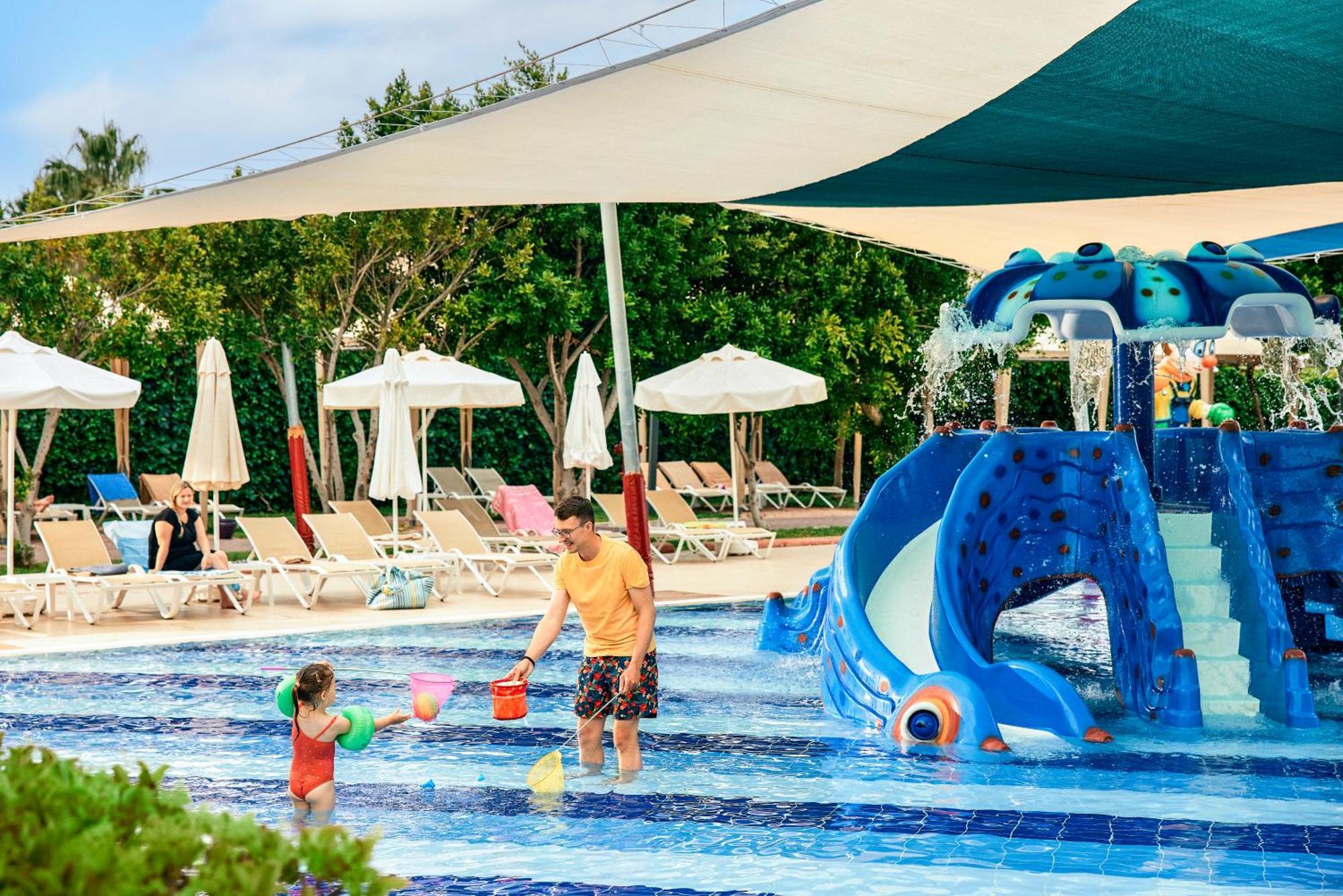 Tui Magic Life Jacaranda Hotel Side Exterior foto The water park at the resort