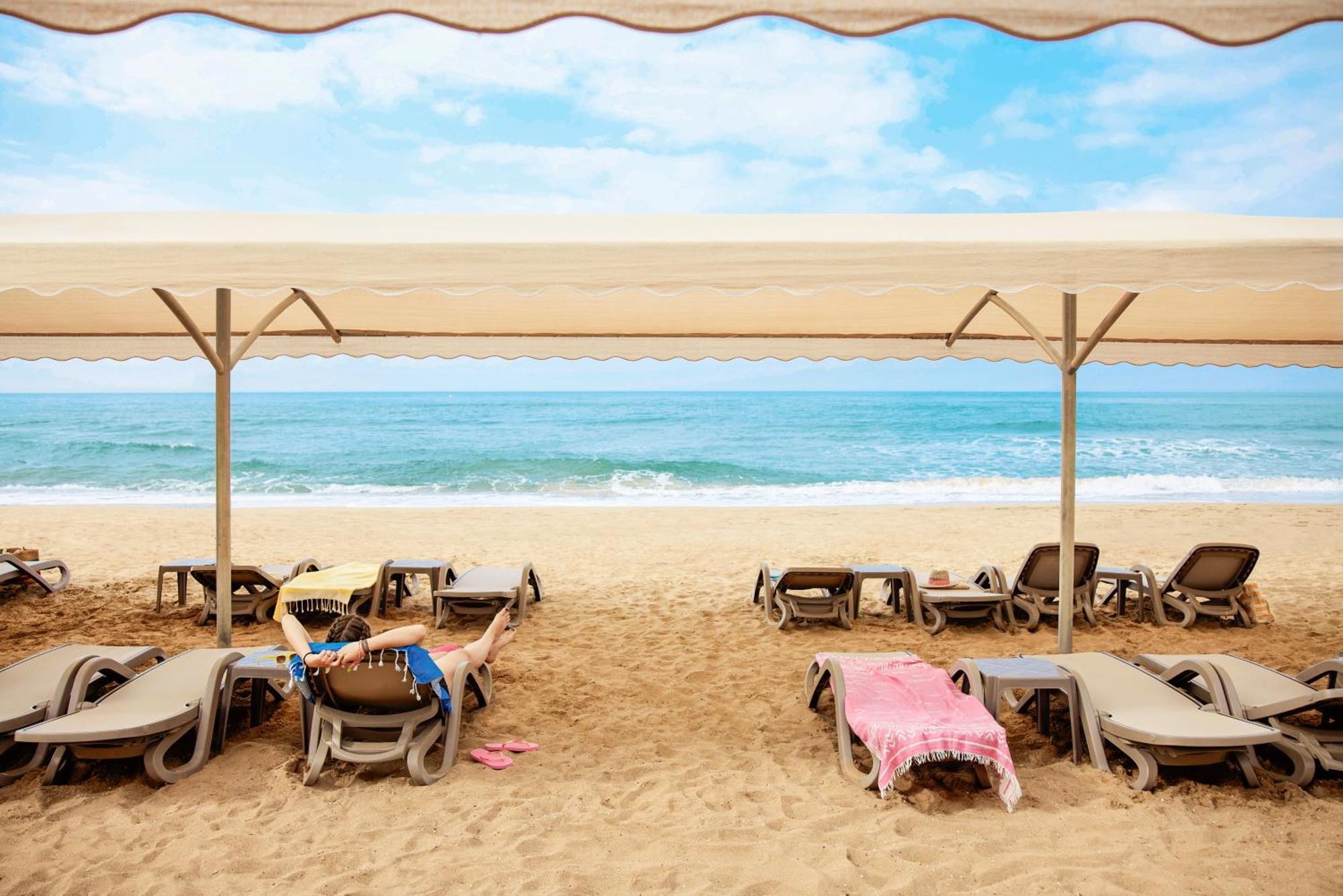 Tui Magic Life Jacaranda Hotel Side Exterior foto Beach in Limassol
