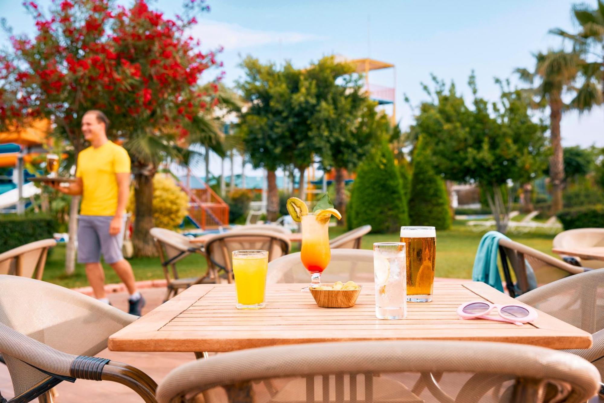 Tui Magic Life Jacaranda Hotel Side Exterior foto Drinks at a hotel