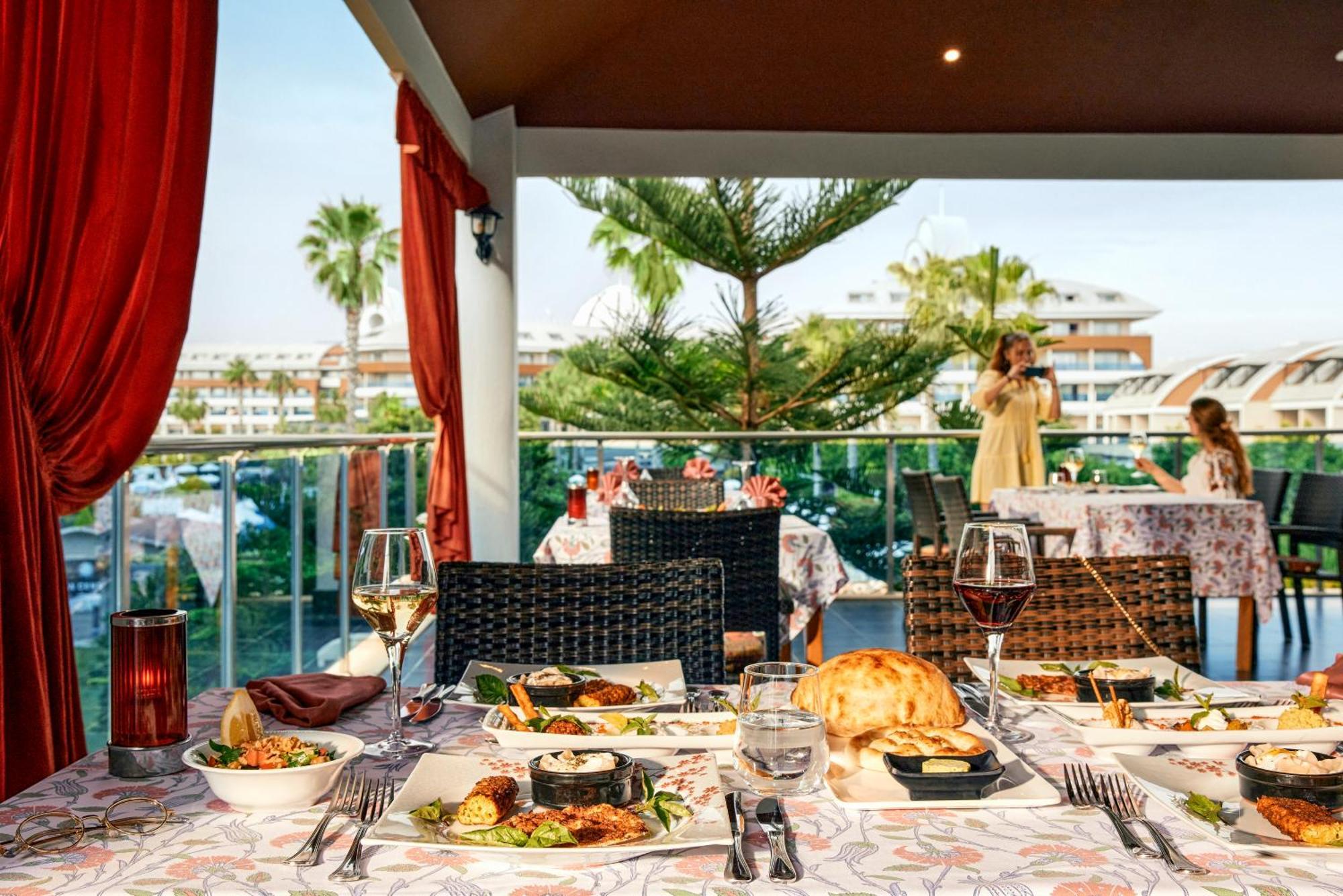 Tui Magic Life Jacaranda Hotel Side Exterior foto The Deck