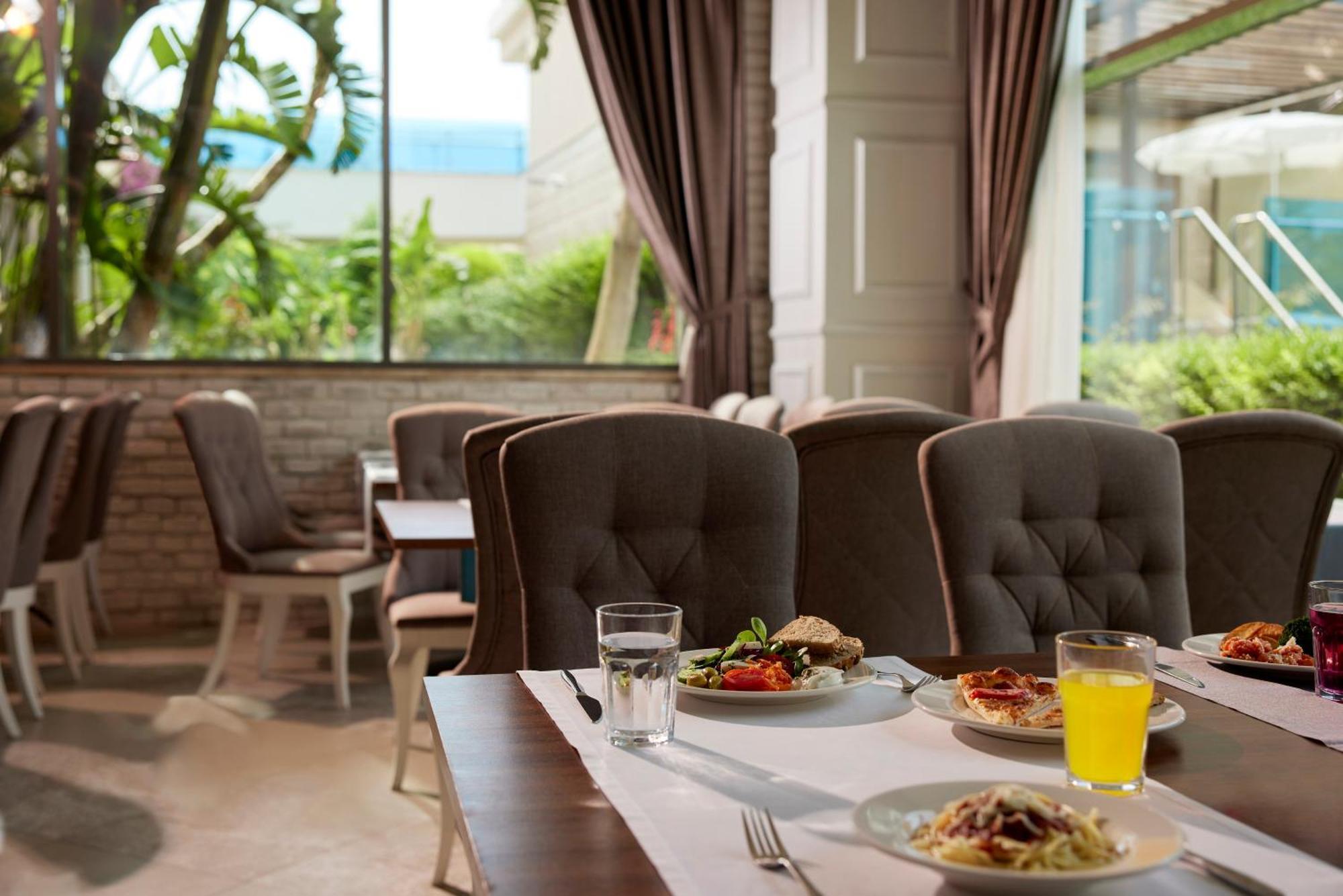 Tui Magic Life Jacaranda Hotel Side Exterior foto Restaurant