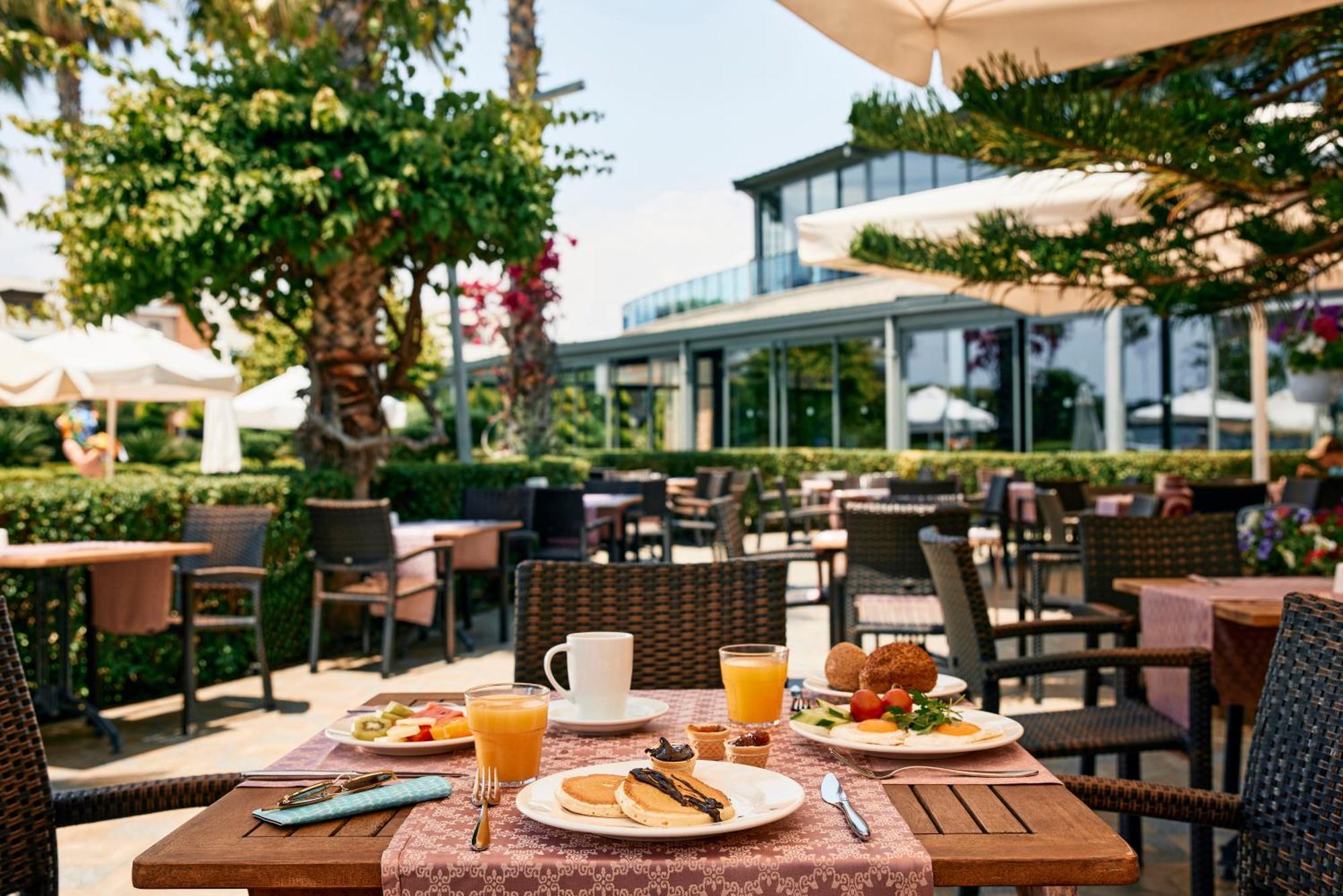 Tui Magic Life Jacaranda Hotel Side Exterior foto Breakfast at a hotel
