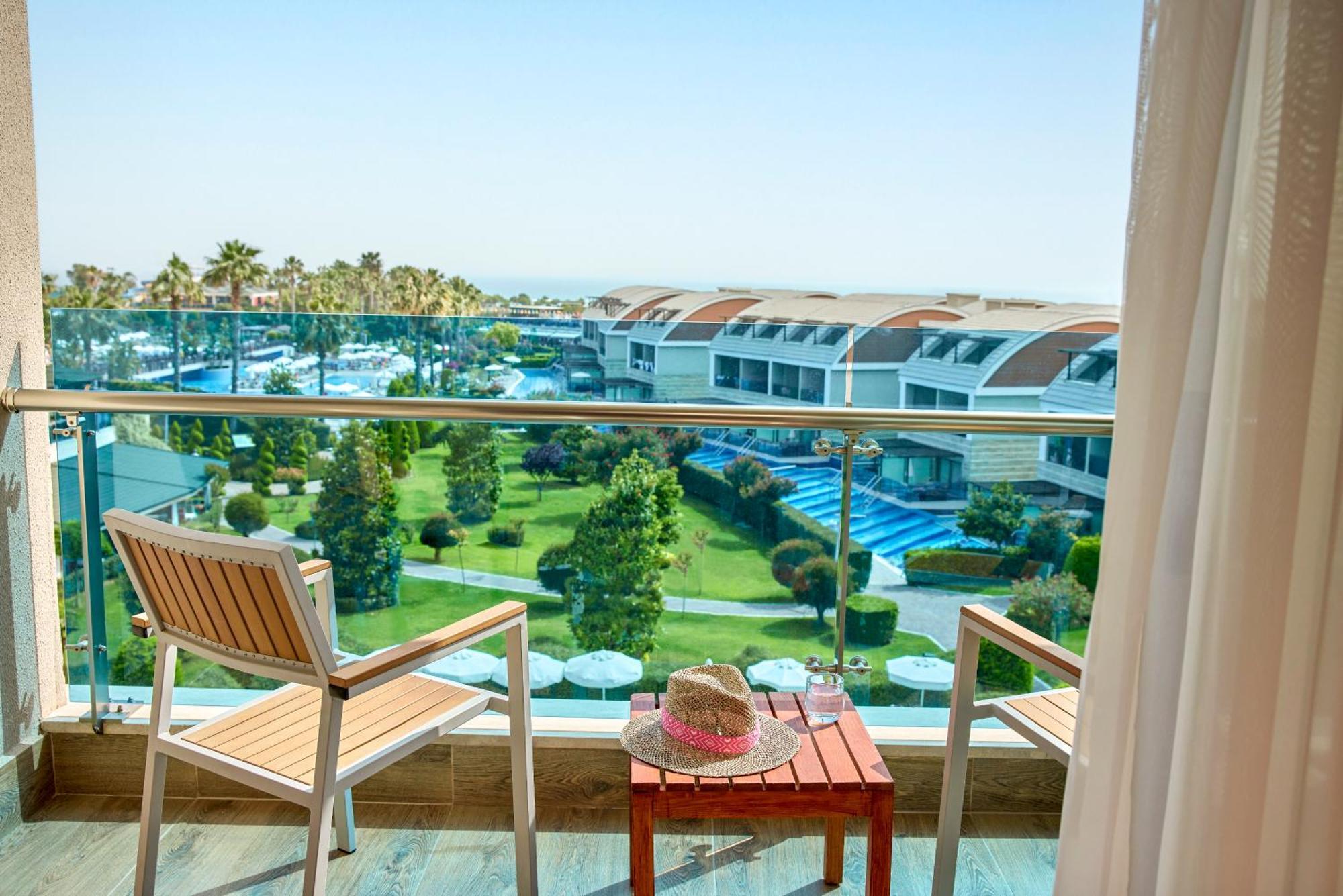 Tui Magic Life Jacaranda Hotel Side Exterior foto A balcony at a hotel
