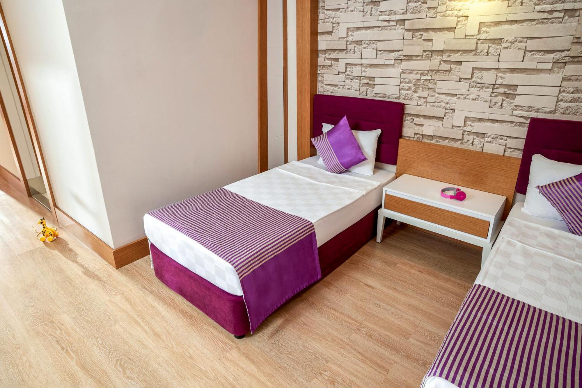Tui Magic Life Jacaranda Hotel Side Exterior foto A typical room at the hotel