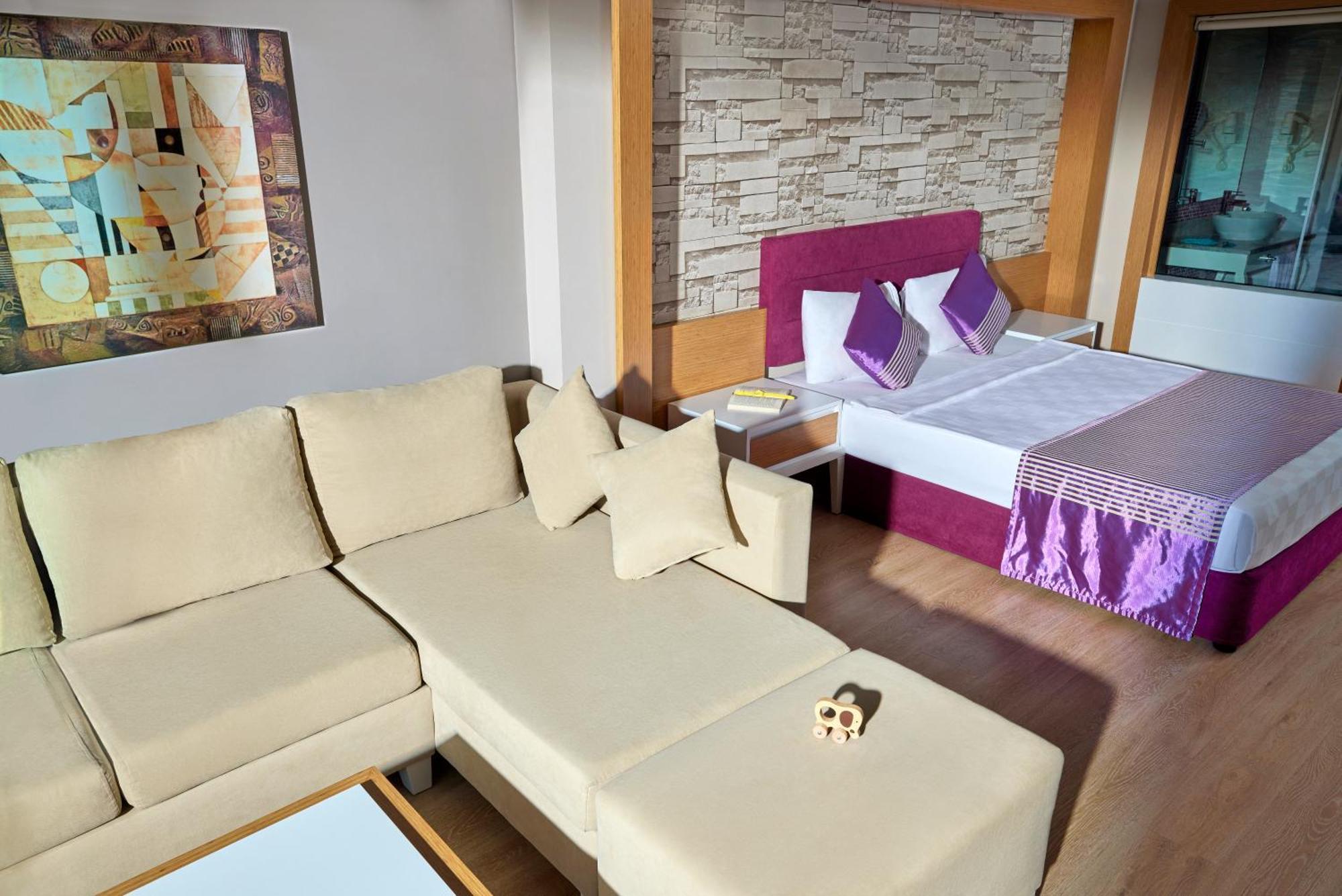 Tui Magic Life Jacaranda Hotel Side Exterior foto A suite at the hotel