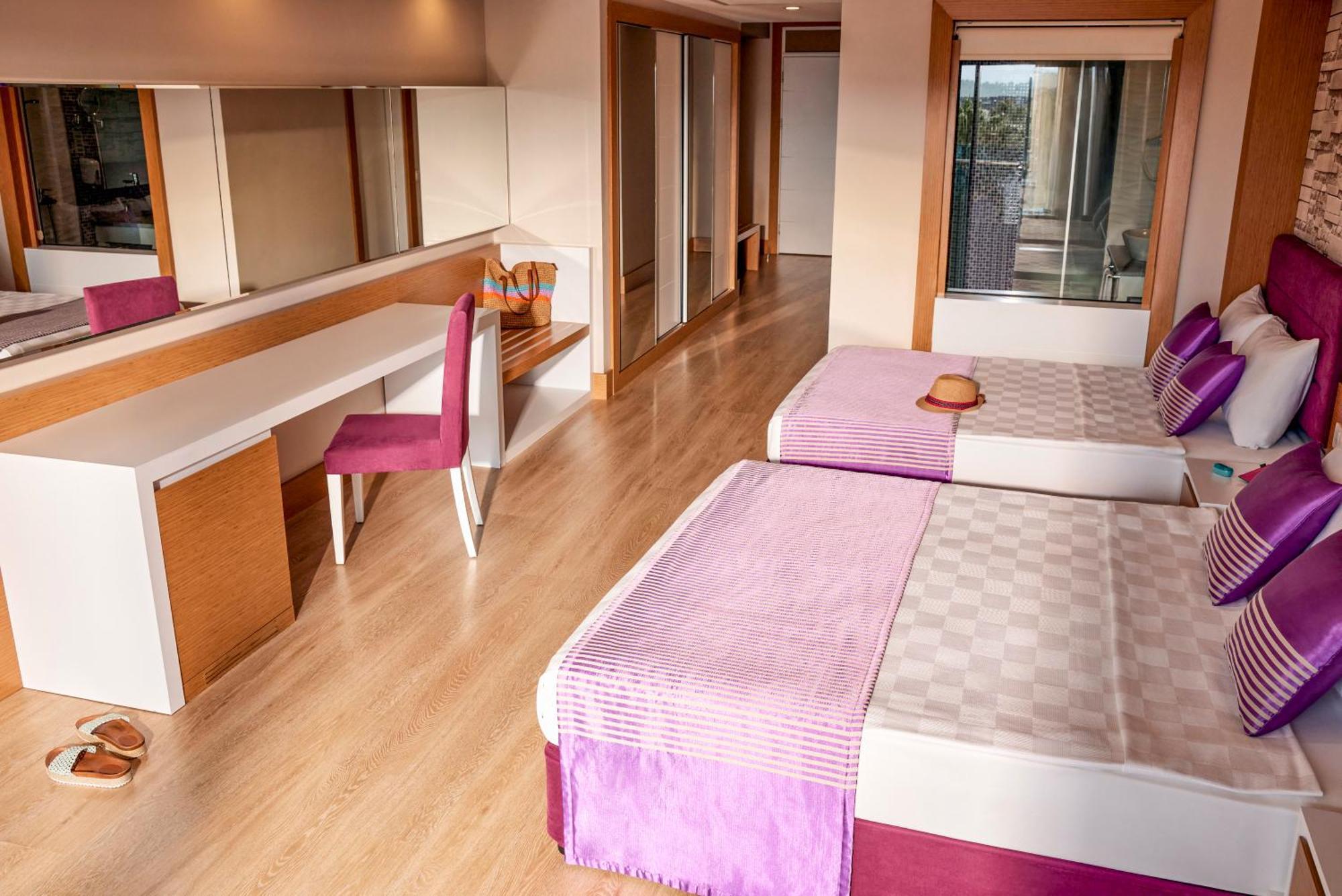 Tui Magic Life Jacaranda Hotel Side Exterior foto A bedroom at the hotel