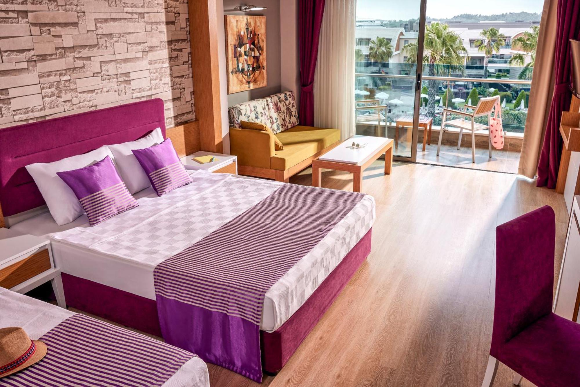 Tui Magic Life Jacaranda Hotel Side Exterior foto A room at the hotel