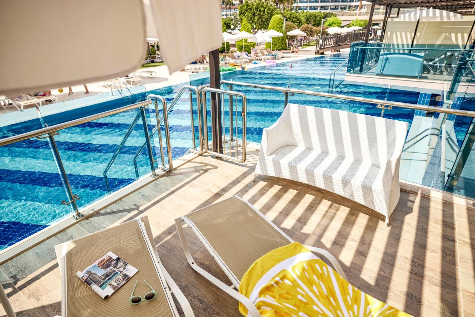 Tui Magic Life Jacaranda Hotel Side Exterior foto A balcony at a hotel