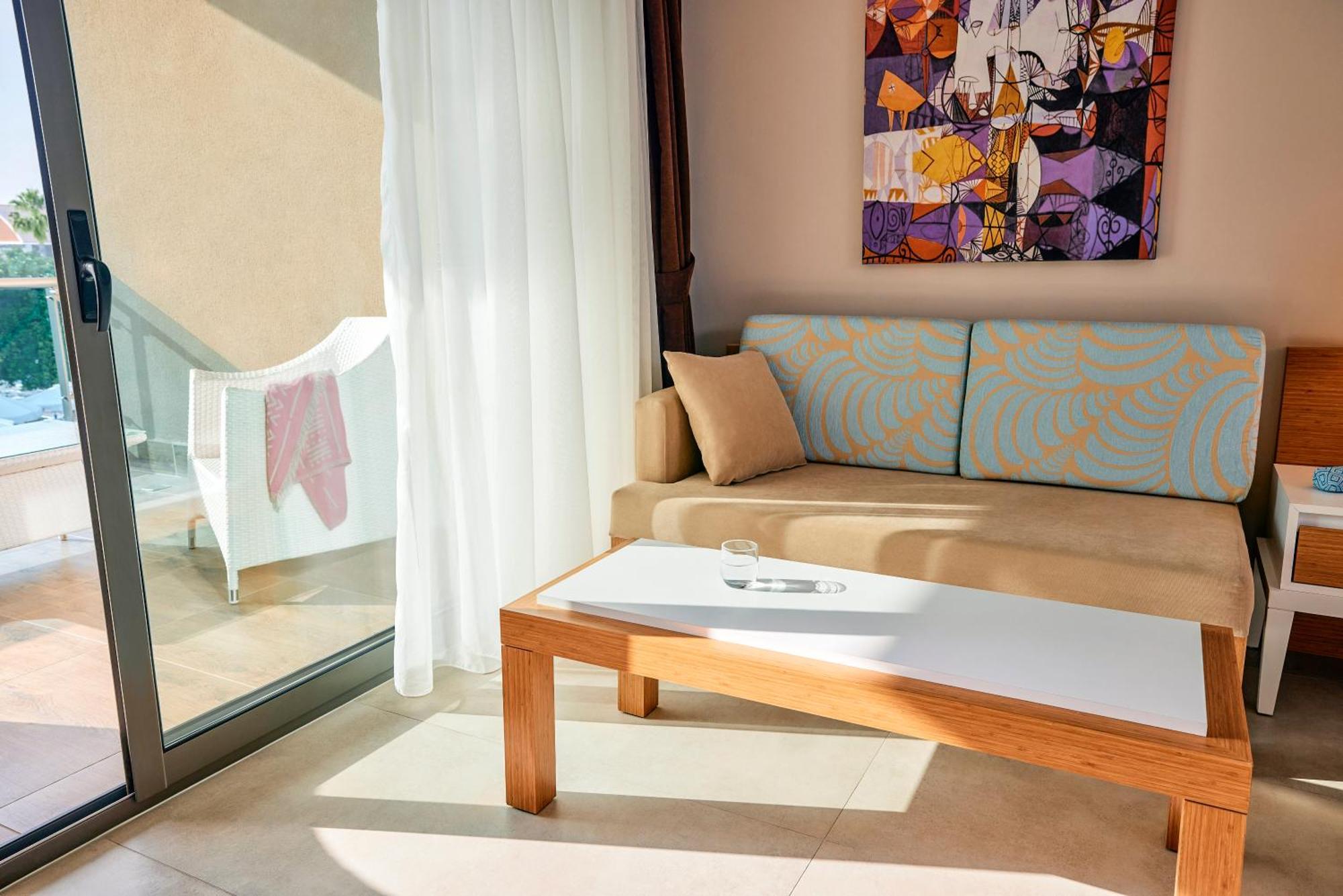 Tui Magic Life Jacaranda Hotel Side Exterior foto A sofa bed